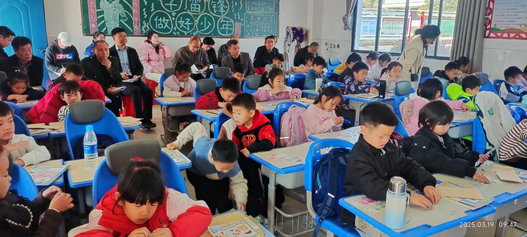 送教下乡～河下镇中心小学来听课的人是真多,都溢出来了